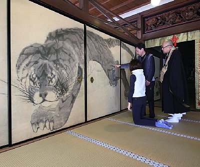 猫のような可愛い虎の絵を観に芥川賞作家「大人の修学旅行」へ｜NEWS
