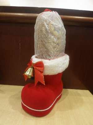 お菓子を詰めるXmasブーツ 日本発祥の地・草津の老舗を直撃｜NEWS