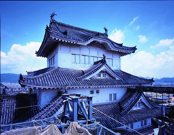 姫路城 「平成の大修理」で天守閣に「幻の窓」が発見された｜NEWS