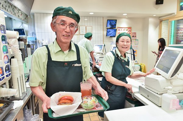 モス店員 モスバーガー 高齢店員「モスジーバー」積極採用して好影響｜NEWS
