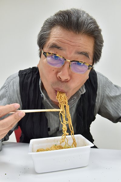 ペヤングのCMに出演する立川志の輔が推奨する独自の作り方｜NEWSポスト