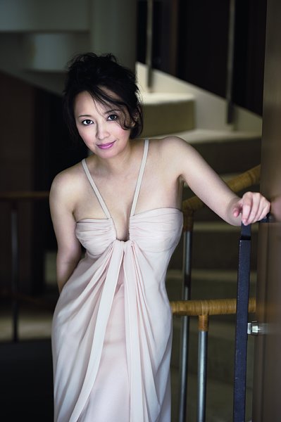 写真】41歳になった高橋由美子 「目が離せない胸元」を撮り下ろし