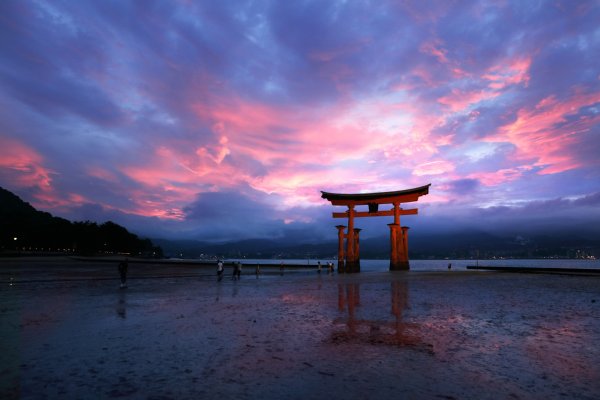 世界遺産厳島神社、日没後の一瞬の奇跡のような光景｜NEWSポストセブン