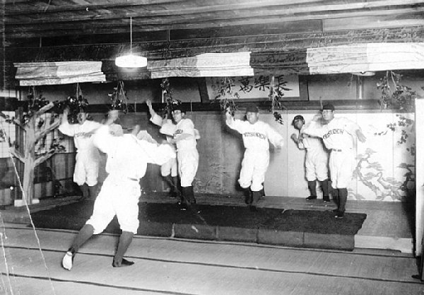 宴会芸の定番「野球拳」 本来の姿は負けても脱がない｜NEWSポストセブン