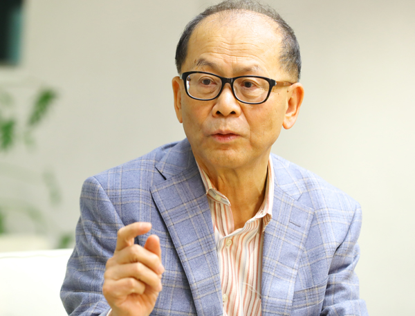 家族が亡くなった時に「笑顔でピース」はあり？なし？賛否両論