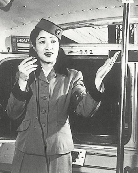 はとバス70周年 時代を映し出したバスガイド制服の変遷｜NEWSポストセブン