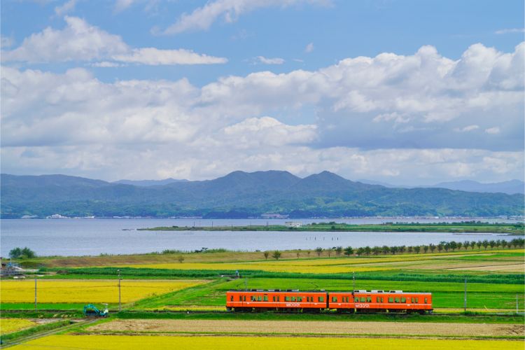 田園、鳥居、工場、海…日本の車窓から見える絶景｜NEWSポストセブン
