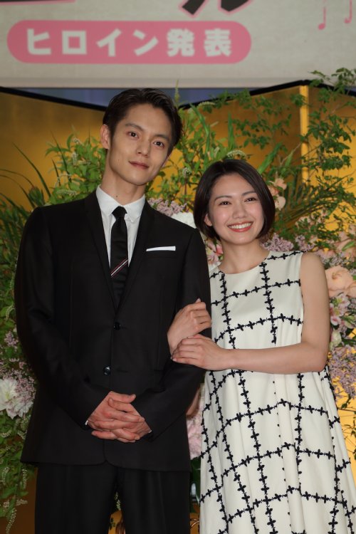 二階堂ふみ、夫役の窪田正孝と腕を絡めて密着笑顔｜NEWSポストセブン
