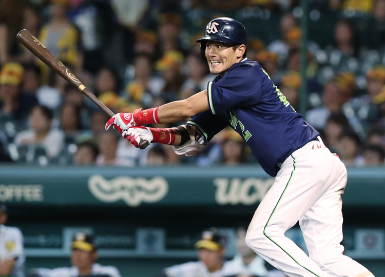 プロ野球「年俸のコスパ悪い打者」は誰？ 2位はヤ・坂口智隆｜NEWS