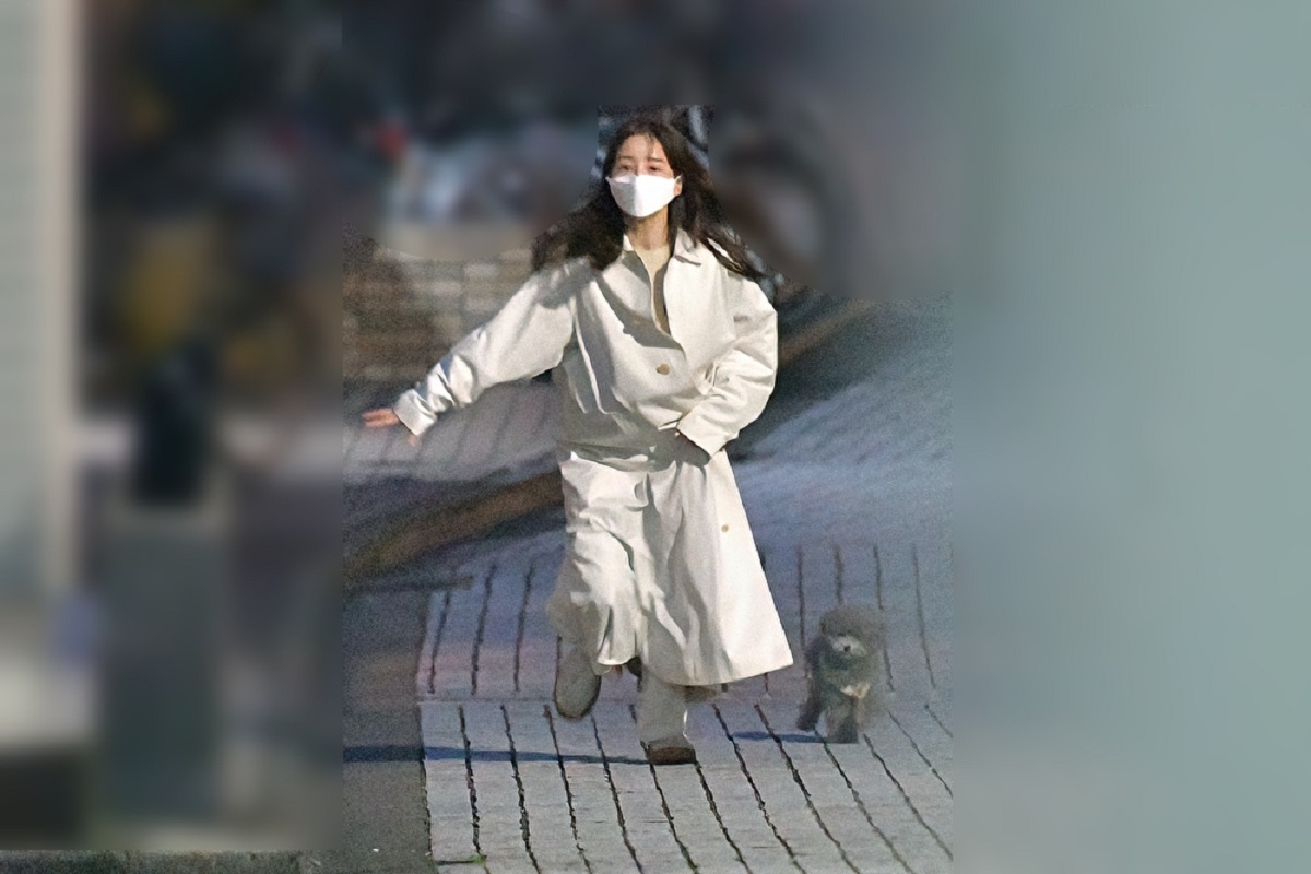 田中みな実、オーラ放つ私服姿 極深スリットや白コートで愛犬と
