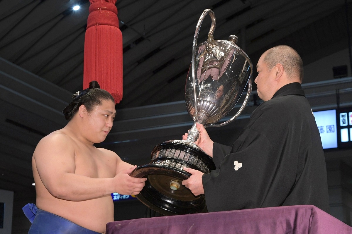 若隆景初優勝でNHK大相撲中継が映さなかった“もの凄い副賞”の数々