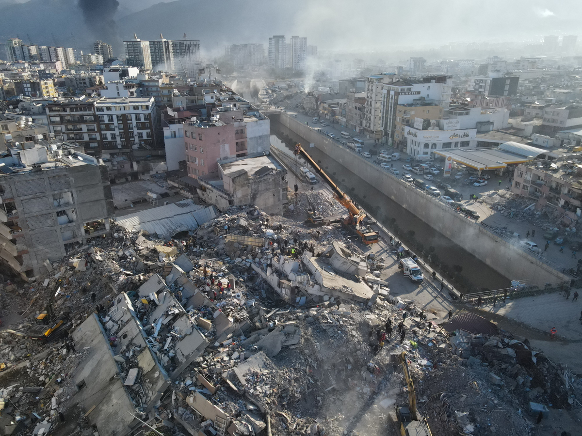 犠牲者5万人超のトルコ地震と日本の類似性 複数のプレートを有し大地震