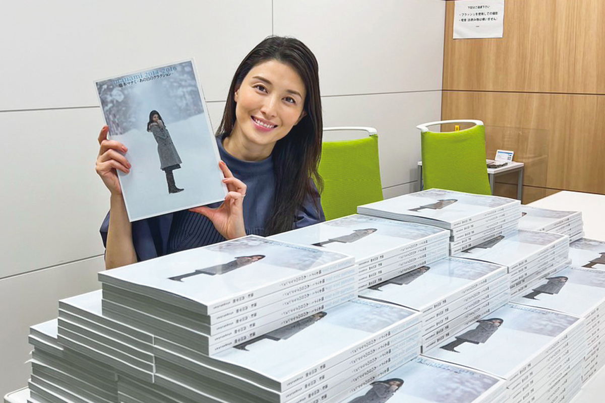 橋本マナミのデジタル写真集が絶好調 紙に印刷した“特製写真集”に直筆