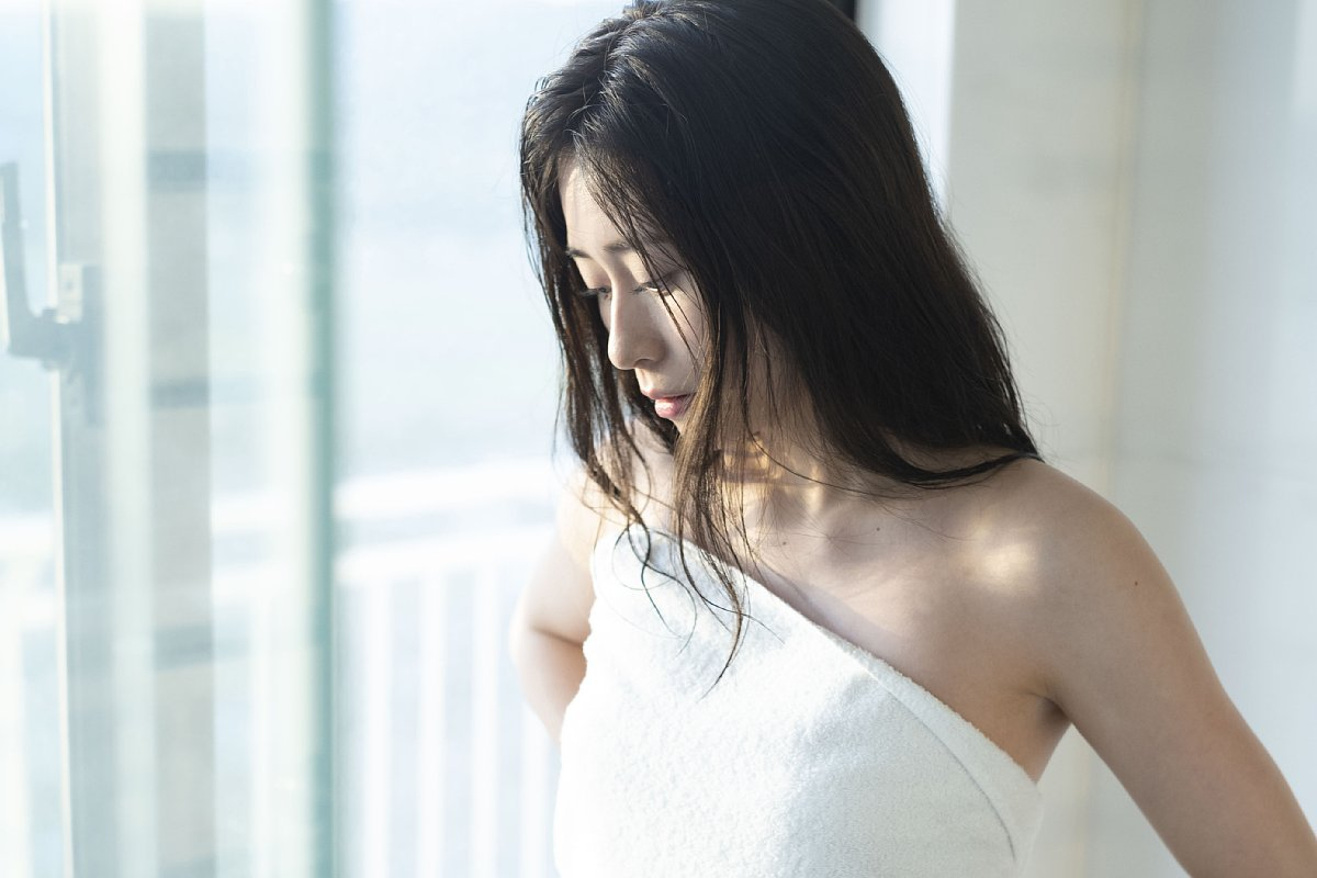 元NMB48内木志、背中開きドレスで大人な一面チラリ｜NEWSポストセブン