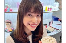 高級ジュエリーを身にまとい》元SPEEDの上原多香子「沖縄のカラオケ