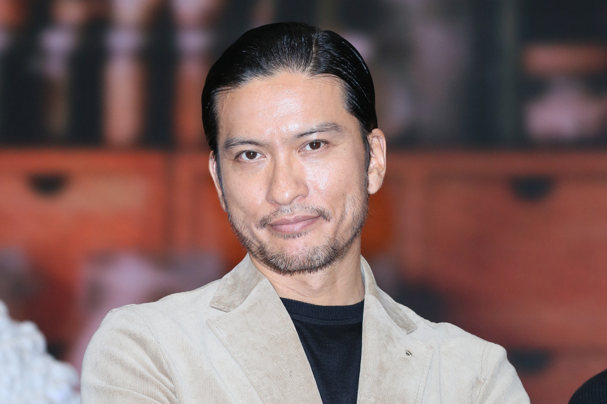 写真】長瀬智也「利きタイヤ」で大騒動 食べた“黒いサキイカ”は