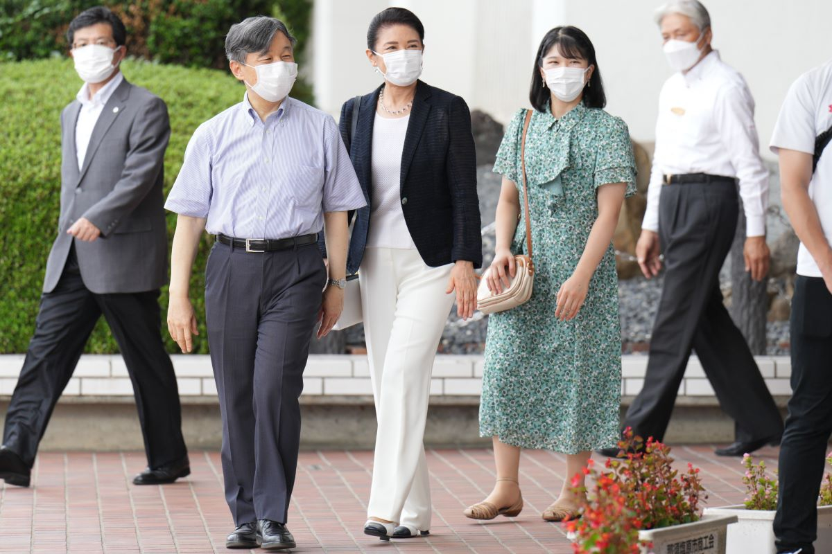 愛子さま「6万円ガーリーワンピースは丸洗いOK」夏のご静養で披露され