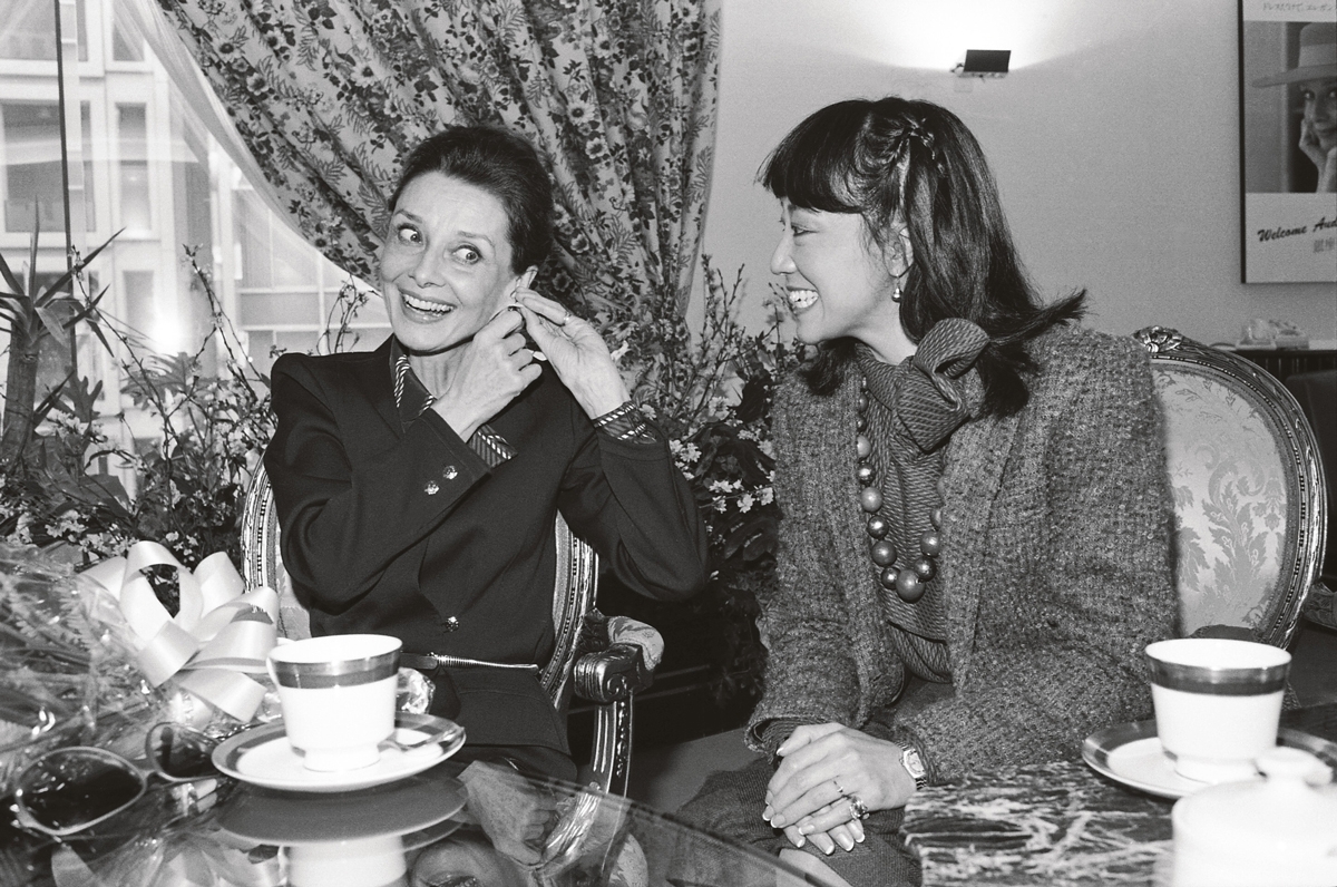 写真】【オードリー・ヘプバーン没後30年】「お手製のパスタで食事して