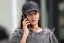 口髭グラサン姿をキャッチ》激変の松本潤、港区女子とテキーラ片手に