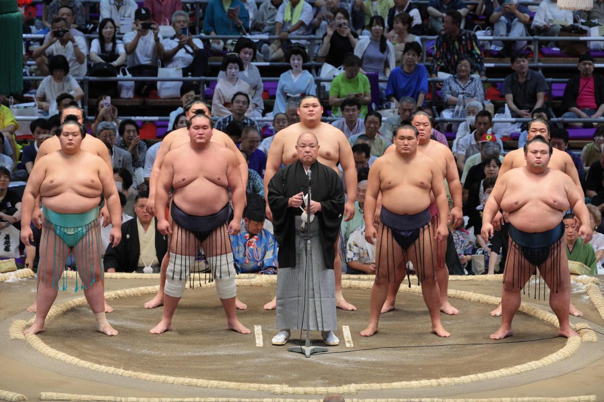 横綱・照ノ富士、白鵬以来のV10なるか》【故・第37代木村庄之助が語っ