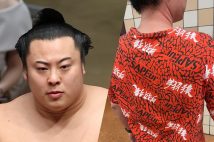 大相撲　国技館 秋場所限定　翔猿関★直筆サインカード  （アクリルスタンド付） カラテカ入江の姿も》大相撲秋場所のマス席に「真っ赤な翔猿Tシャツ