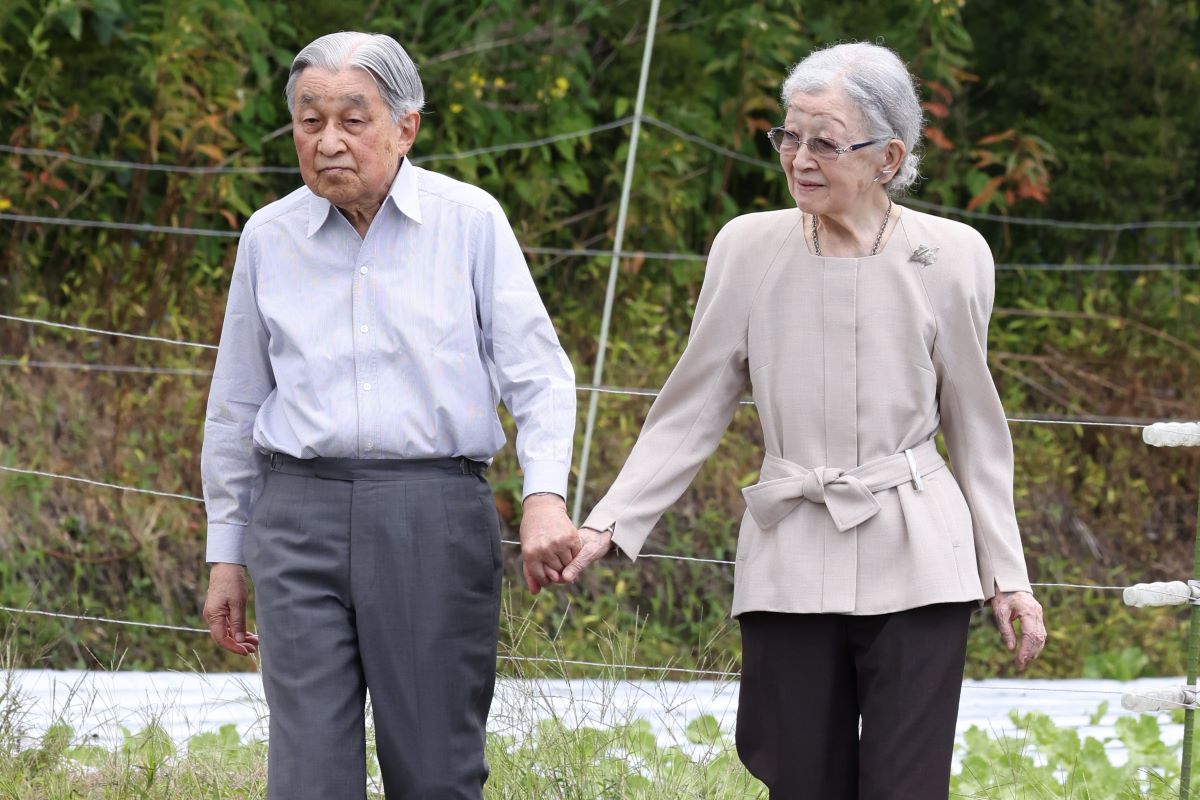 上 皇后 美智子 さま 骨折