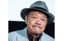 皆さんの前で座っているのか？」俳優・西田敏行さんの40年来の付き人が