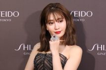 小嶋陽菜＆柏木由紀がカレンダーで下着姿 着せ替え遊びも可｜NEWS