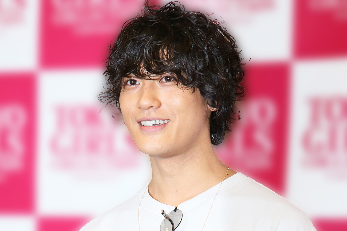 クリスマス離婚から1年》赤西仁「20代の密会美女」を呼び寄せて“軍団