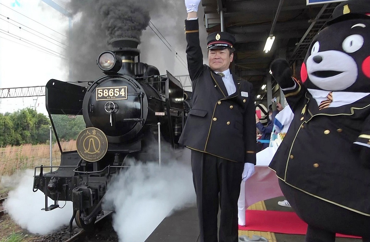 SL　蒸気機関車 模型 高崎鉄道管理局長 贈　ライター 昭和100年”で帰路に立つSL》“里帰り”展示になったSL人吉と引き取り手