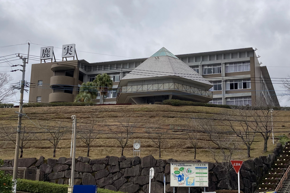 前園真聖・遠藤保仁らを輩出》名門・鹿児島実業高校サッカー部監督と
