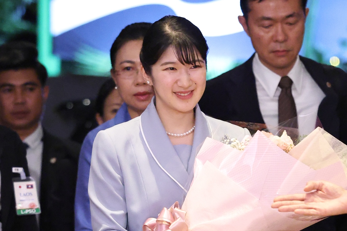 初の外国公式訪問》愛子さま、母・雅子さまの“定番”デザインでラオスに