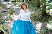 真珠夫人』の横山めぐみ ゴージャスな胸元をセクシー撮｜NEWSポスト
