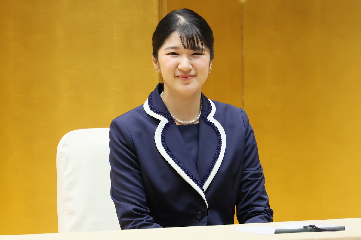 雅子さまの定番カラーをチョイス》愛子さま、“主役”に寄り添うネイビー