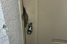 ドアの破損は事件と関係があるのか（読者提供）