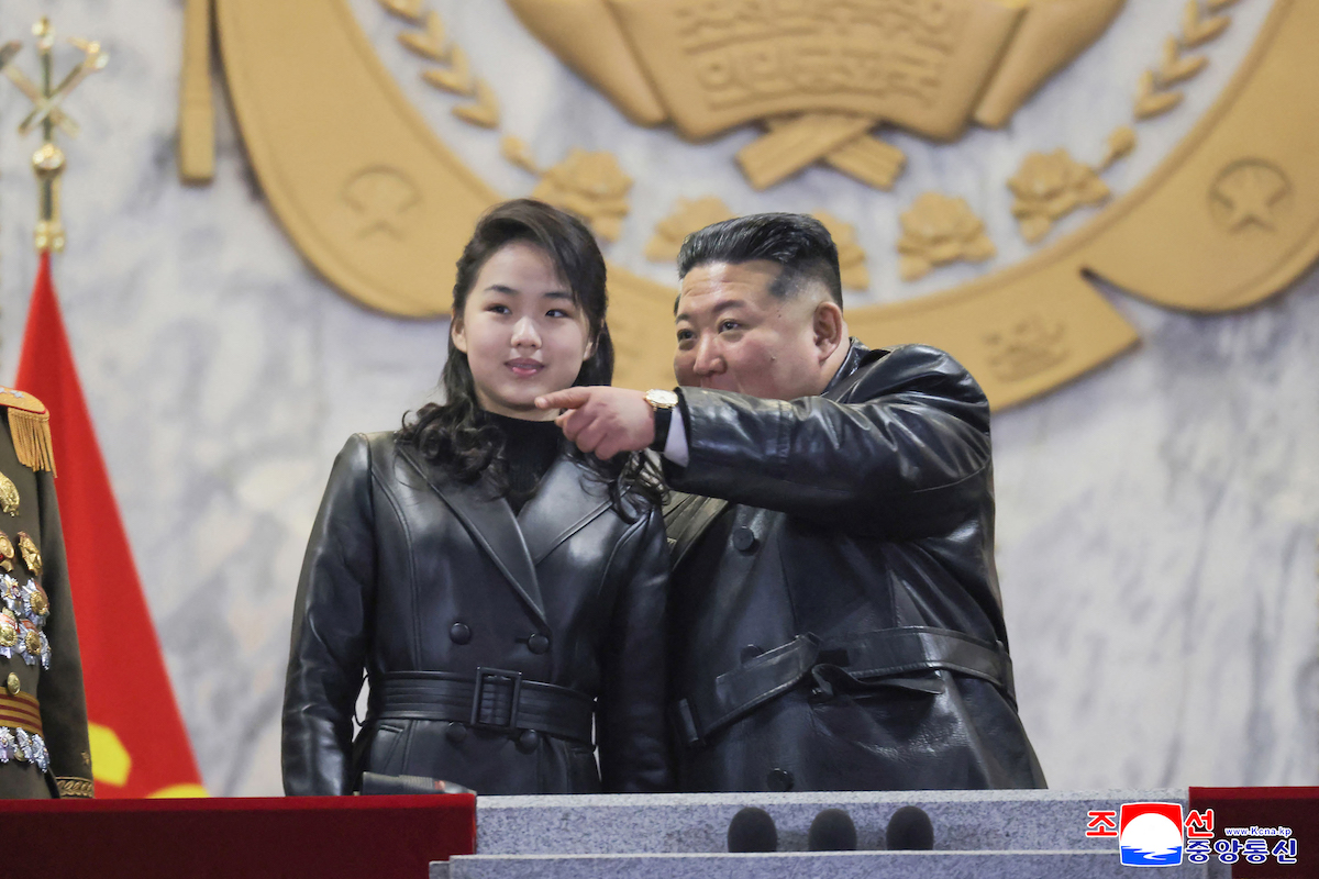 13歳の娘との“おそろコーデ”》北朝鮮・金正恩総書記の1本の乱れもない