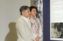 展覧会「版画家レンブラント」を訪れ、「病人たちを癒すキリスト（百グルデン版画）」を鑑賞される天皇皇后