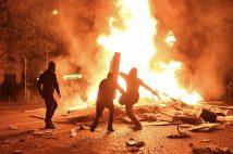 パリの街中で放火するデモ参加者（AFP＝時事）